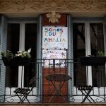 Un cartel realizado por niños que invita a quedarse en casa cuelga de la pared del balcón de una vivienda de Madrid