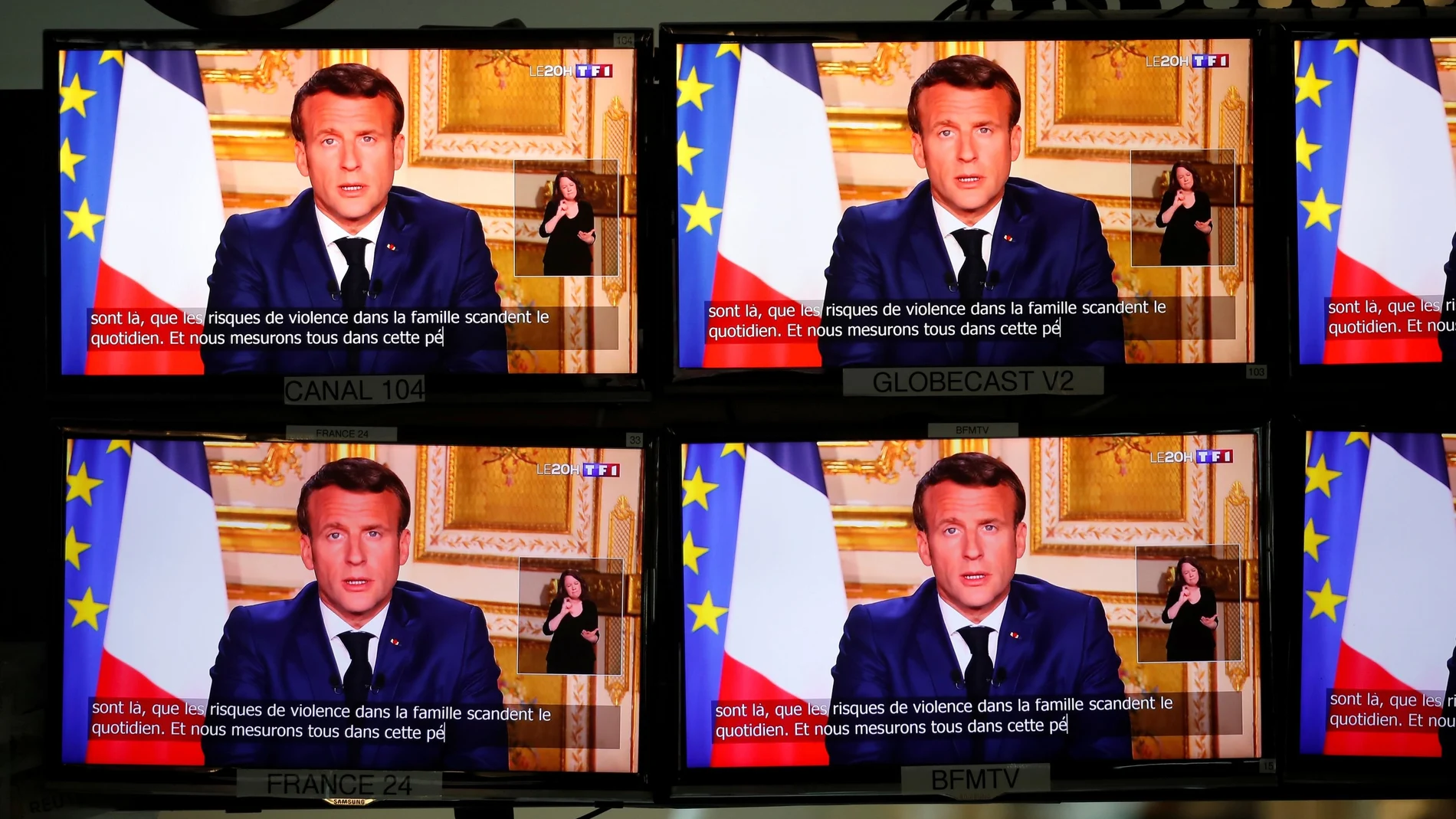 El presidente francés Emmanuel Macron, visto en varios televisores durante su mensaje a la nación esta tarde en Francia