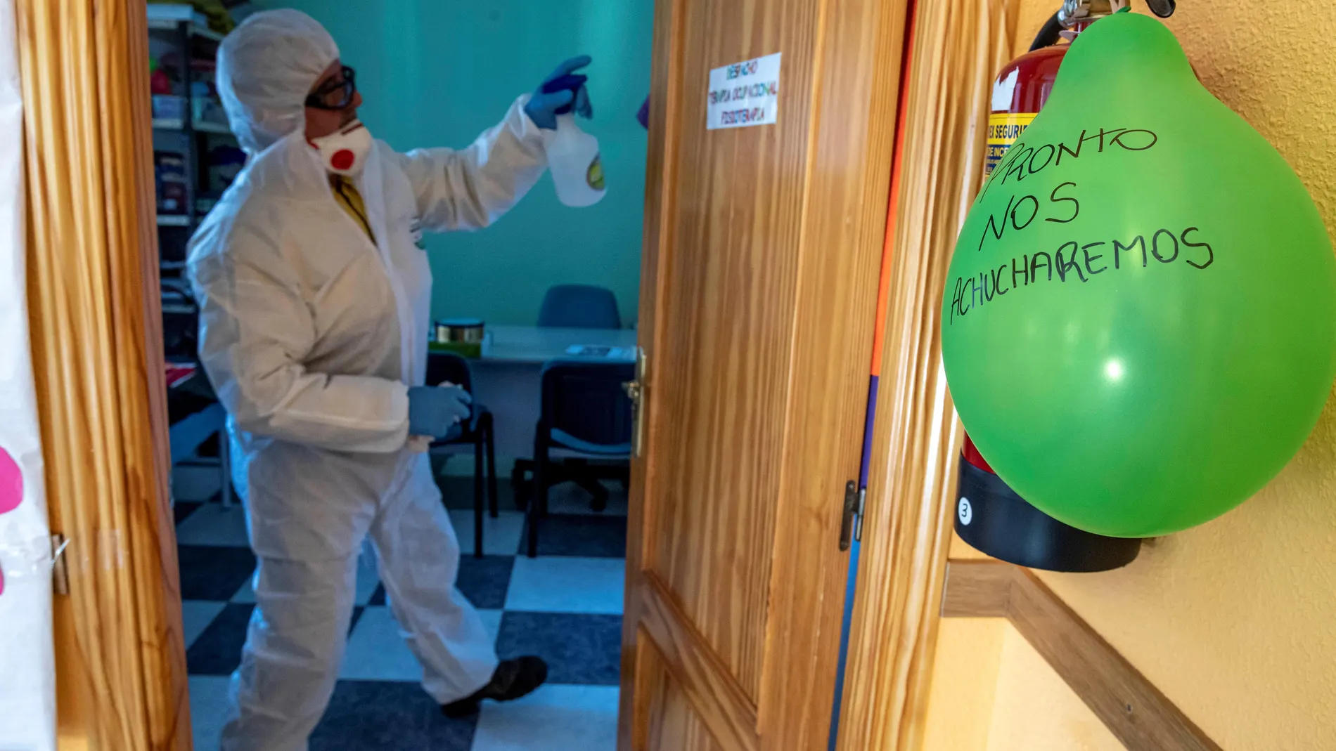 Empleados de una empresa de gestión ambiental desinfectan una residencia en Segura de los Montes, Toledo