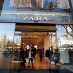Acceso a una de las tiendas de Zara en Barcelona
