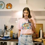 Las modelos de Bershka se quedan en casa y te enseñan como llevar vaqueros esta cuarentena.