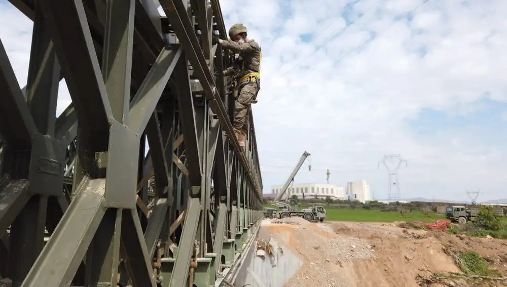 Los militares durante la construcción del puente