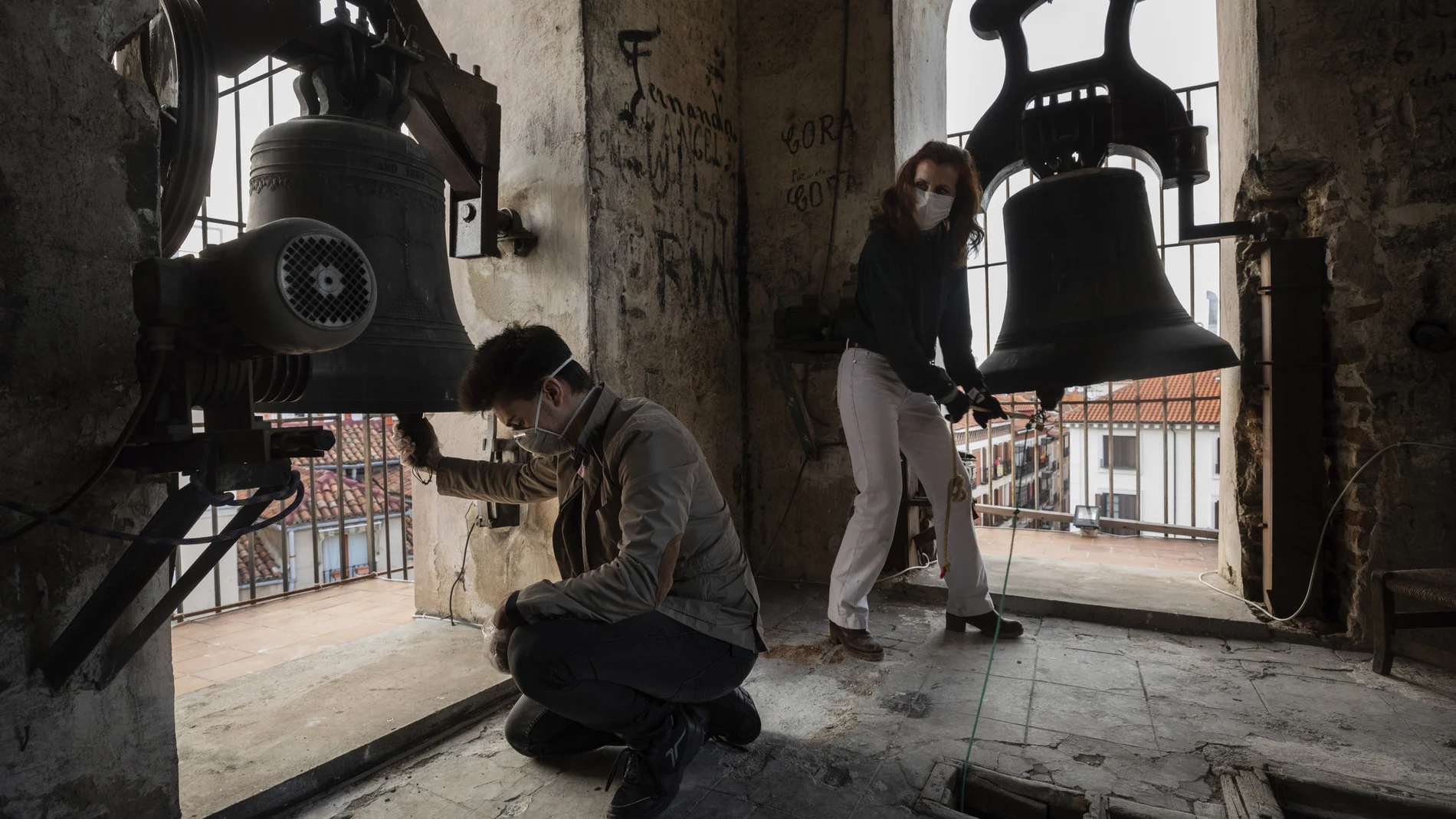 Dos jóvenes tocan las campanas en una iglesia de Madrid por todas las víctimas del Coronavirus