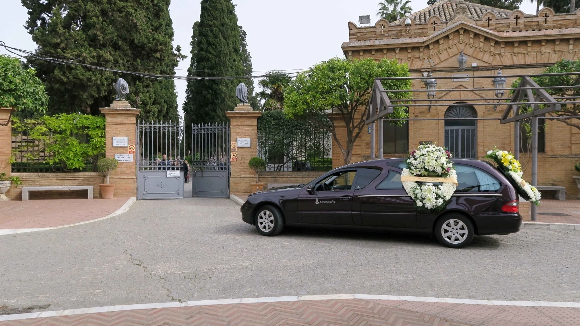 Un coche fúnebre a las puertas del cementerio de San Fernando de Sevilla