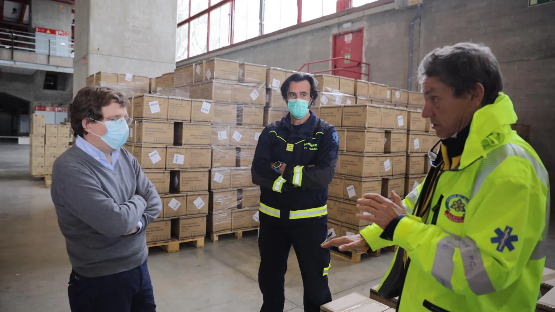 José Luis Martínez-Almeida ha supervisado esta mañana un nuevo envío de material sanitario adquirido por el Ayuntamiento