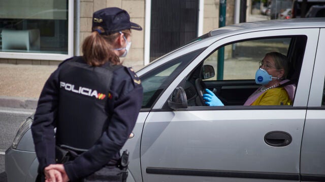 Una agente de la Policía Nacional identifica a una conductora en un coche en un control en la Avenida del Ejército de Pamplona