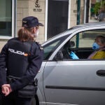 Una agente de la Policía Nacional identifica a una conductora en un coche en un control en la Avenida del Ejército de Pamplona