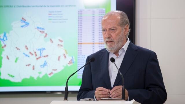 El presidente de la Diputación de Sevilla, Fernando Rodríguez Villalobos, en una imagen de archivo durante una rueda de prensa