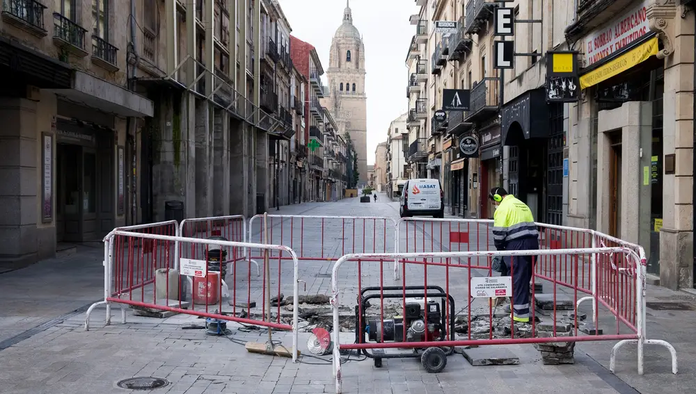 Trabajadores del Ayuntamiento de Salamanca realizan labores en la ciudad