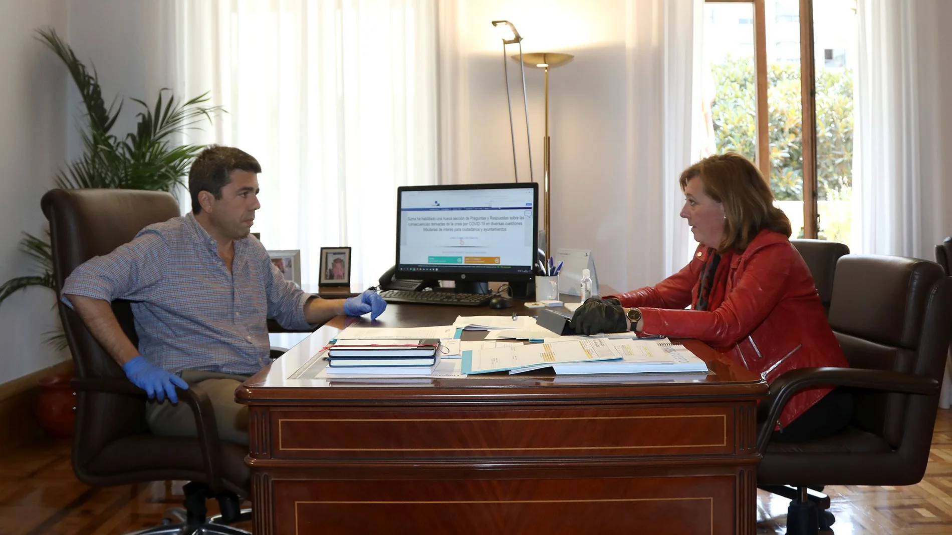 El presidente de la Diputación de Alicante, Carlos Mazón, y la vicepresidenta de SUMA, María Gómez