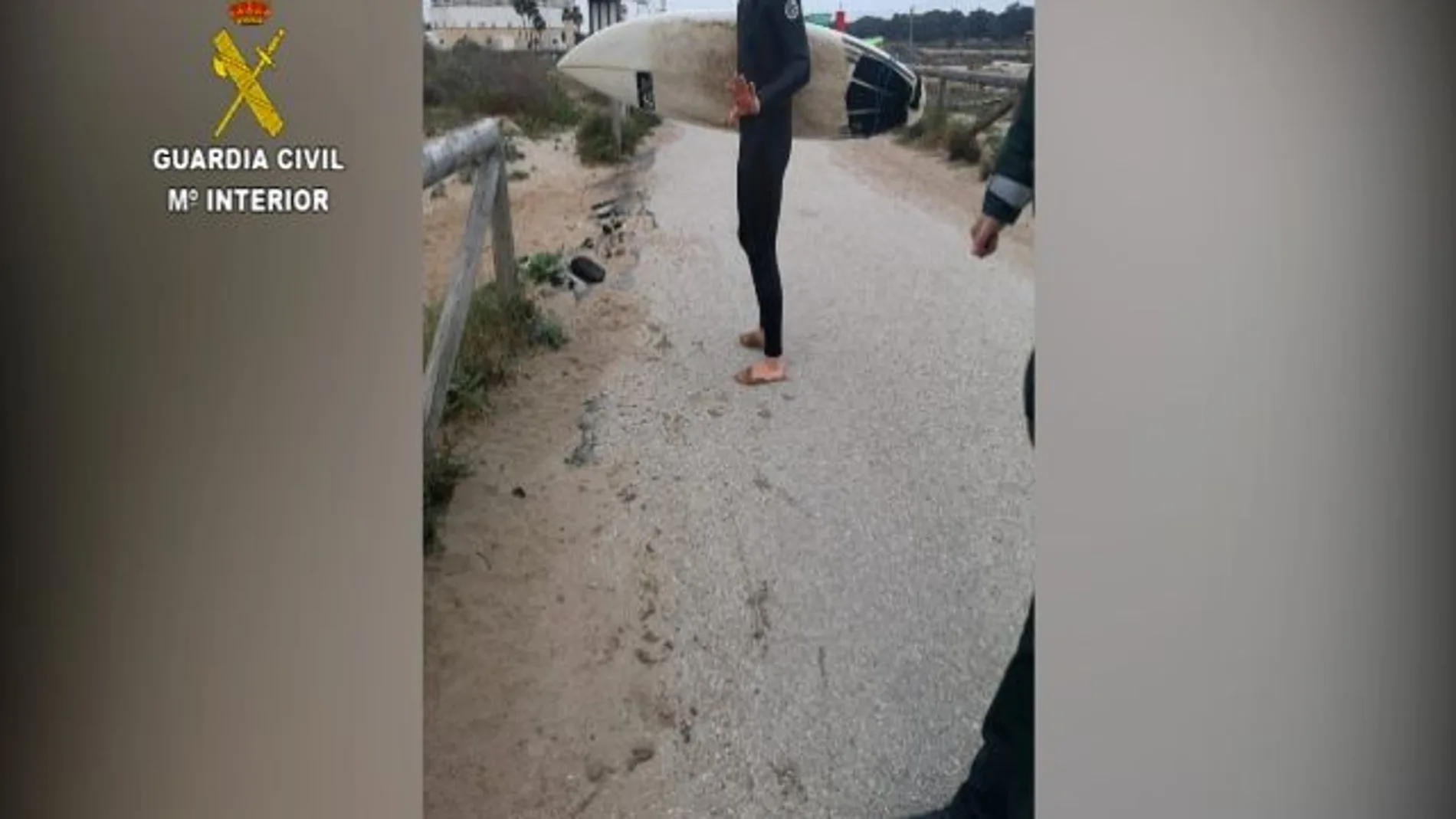 La Guardia Civil sancionó a un surfista y a un bañista en Guardamar del Segura