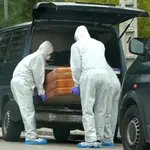 Operarios realizan el traslado de un cadáver de una residencia en abril del año pasado