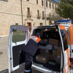 Un voluntario de Protección Civil reparte alimentos en Peñafiel (Valladolid) en estos tiempos de pandemia