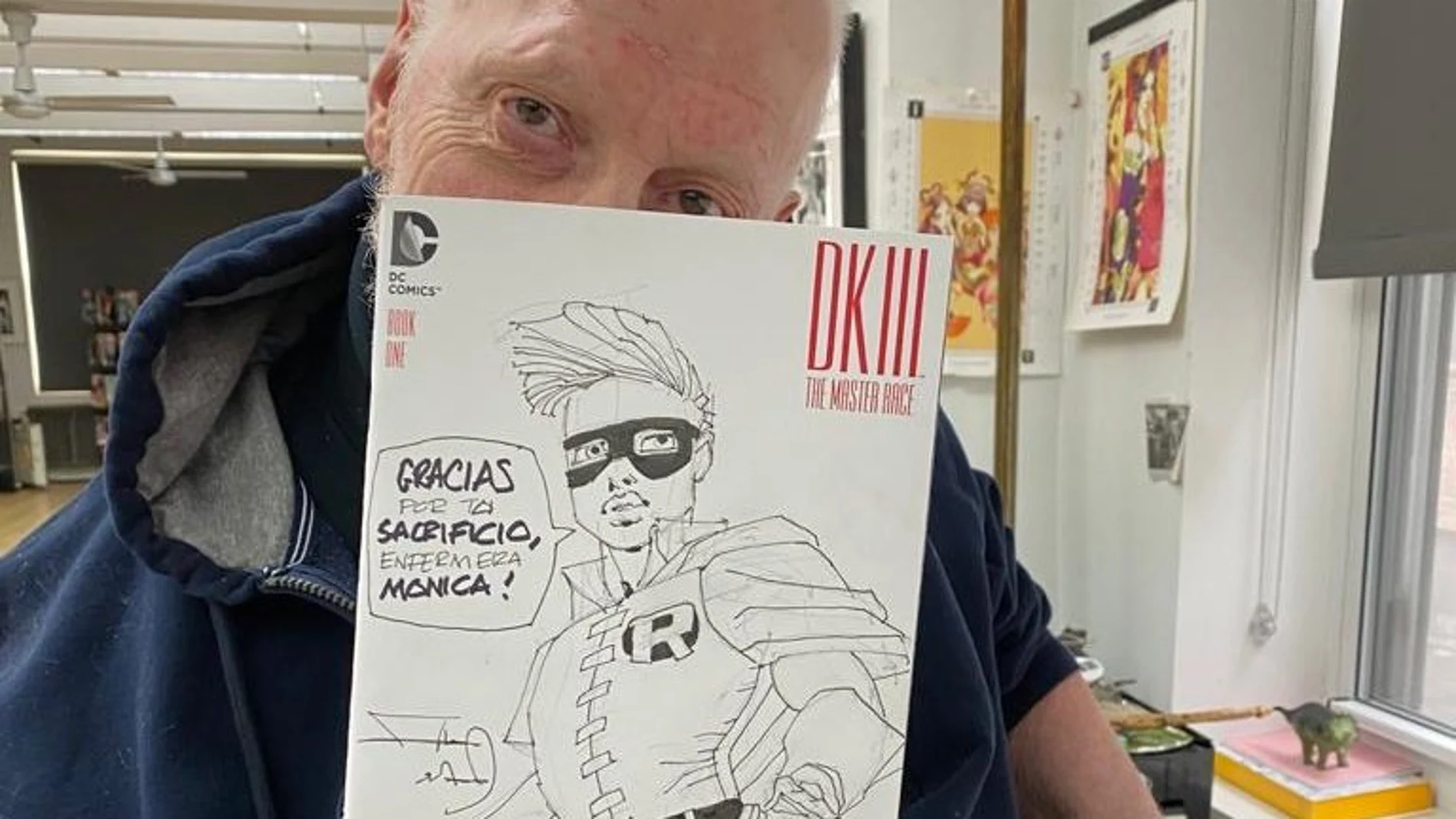 Frank Miller con el retrato como heroína de la enfermera de un hospital de Getafe