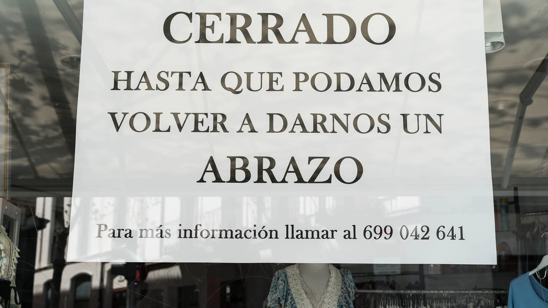 Cartel en el escaparate de una tienda a la calle Duque de la Victoria en Valladolid durante el estado de alarma por el coronavirus