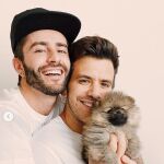 Pelayo Díaz y Andy McDougall con su perrito Vidu