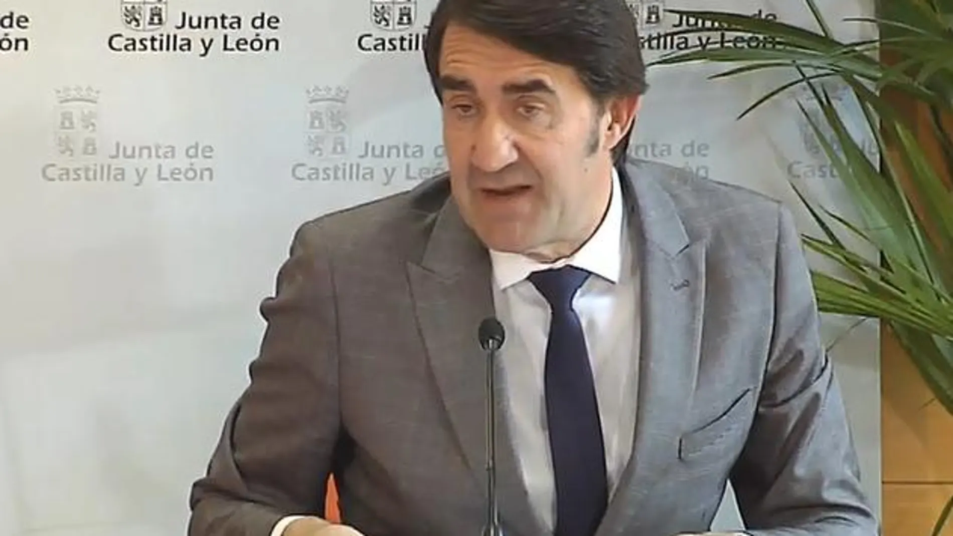 El consejero de Fomento y Medio Ambiente, Juan Carlos Suárez-Quiñones, comparece ante la prensa