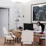 La presidenta de la Comunidad de Madrid, Isabel Díaz Ayuso, en su despacho