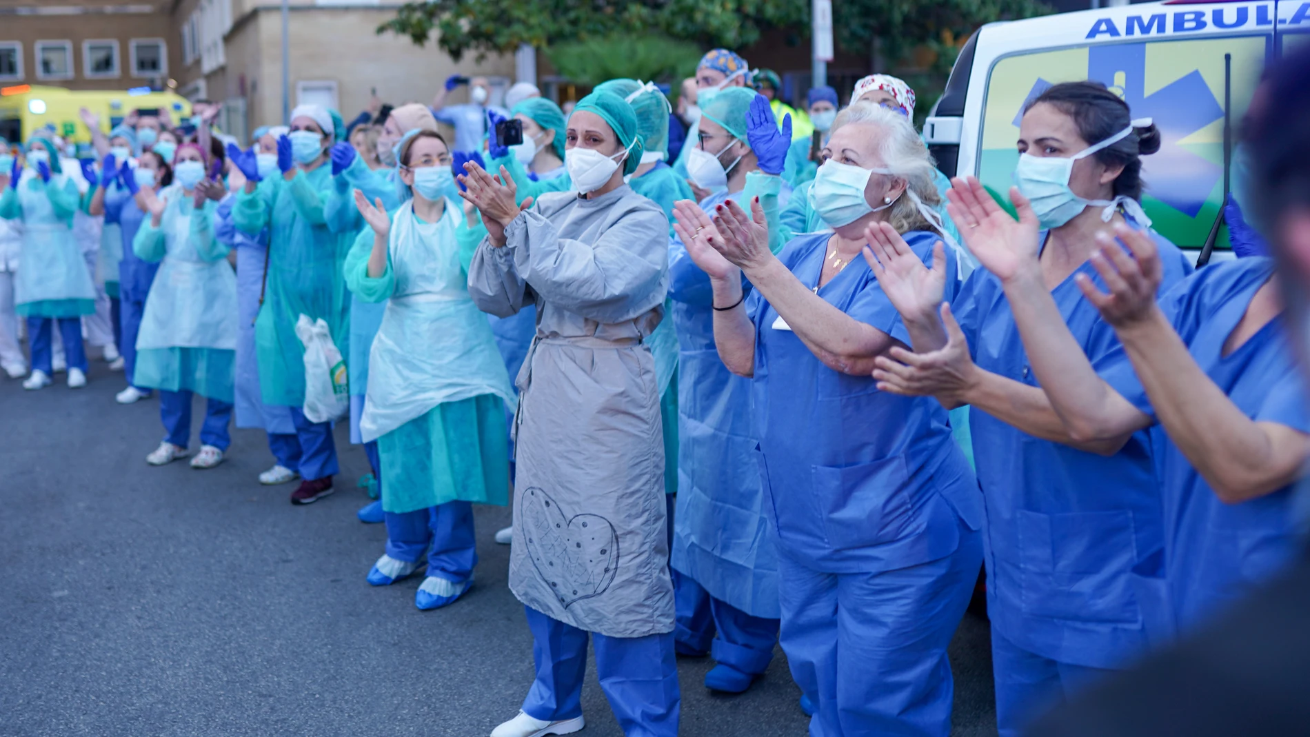 LAS AMBULANCIAS DE SEVILLA CON EL PERSONAL SANITARIO