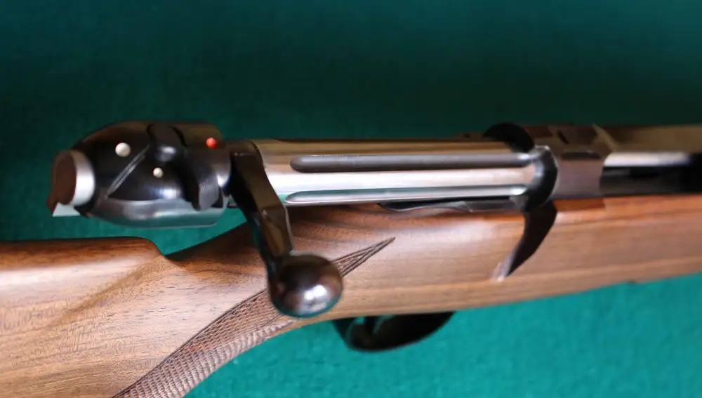 Mecanismo de cerrojo en un rifle de cerrojo