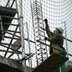 Trabajadores de la construcción protegidos con mascarillas durante su primer día de trabajo y retorno de actividades no esenciales tras la Semana Santa