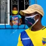 AME2657. GUAYAQUIL (ECUADOR), 14/04/2020.- Residentes usan mascarillas como protección contra el coronavirus este martes en Guayaquil (Ecuador). Ecuador registra este martes 369 fallecidos oficiales y 7.603 casos positivos por COVID-19, el 71,2 % en la provincia costera de Guayas, de la que Guayaquil es su capital, una de las ciudades del mundo más golpeadas per cápita por la pandemia con 4.077 contagios, revelaron fuentes oficiales. EFE/Marcos Pin