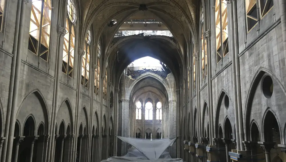 Imagen tomada el 9 de marzo de este año del interior de la nave central de la catedral de Notre Dame
