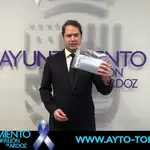 El alcalde de Torrejón de Ardoz, Ignacio Vázquez, muestra uno de los paquetes de diez mascarillas que se están buzoneando por todas las casas de la localidad