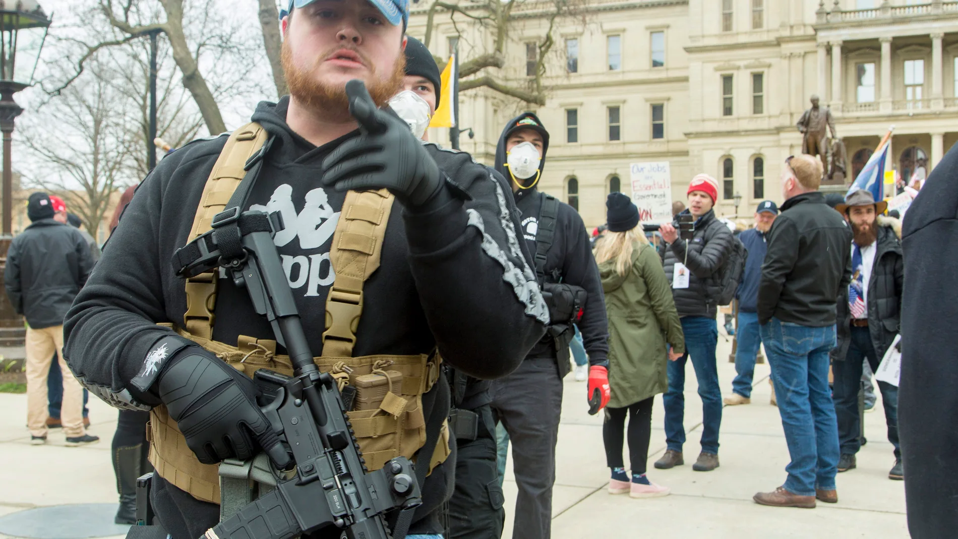 Manifestantes armados participan en la "Operación atasco" frente al capitolio de Michigan