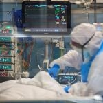 Profesionales sanitarios realizan su trabajo con enfermos de la COVID -19 en la UCI del hospital del Mar de Barcelona.EFE/ Alejandro García