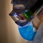 Profesionales sanitarios realizan su trabajo con enfermos del Covid-19