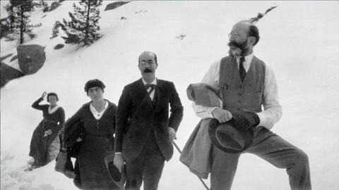 Ramón Menéndez Pidal (dcha.) durante una excursión en la Sierra de Guadarrama, junto a José Castillejo y María Goyri