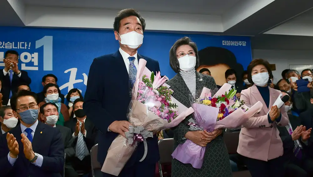 El ex primer ministro Lee Nak-yon, candidato del Partido Democrático, celebra los resultados en Seúl