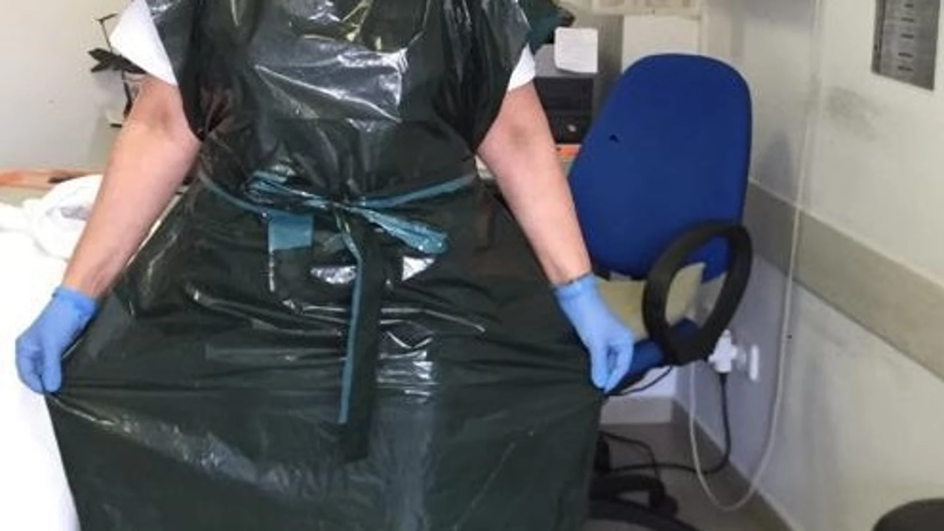 Sanitaria de un hospital valenciano, con bolsas de basura a modo de bata durante la primera ola