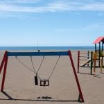 Parque infantil vacío en la playa