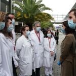Pablo Casado y Díaz Ayuso con médicos en su visita al hospital de IFEMA