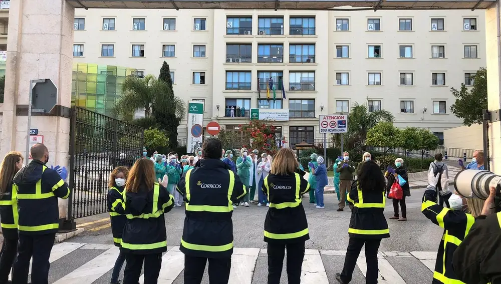 Carteros de Correos aplauden a los profesionales del Hospital Regional