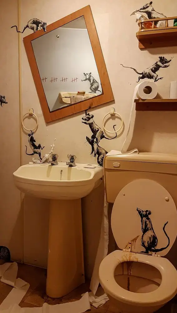 Un grupo de ratones hacen de las suyas en el cuarto de baño de Banksy
