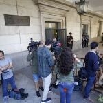 Un grupo de periodistas en los juzgados de Sevilla