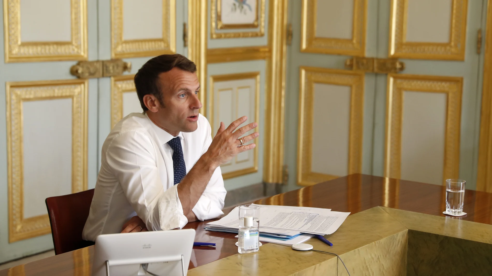Emmanuel Macron en una videoconferencia en El Elíseo