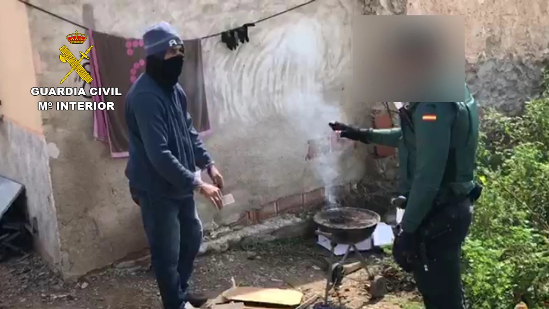 La Guardia Civil sorprende a un vecino de Torre Pacheco haciendo una barbacoa en la calle