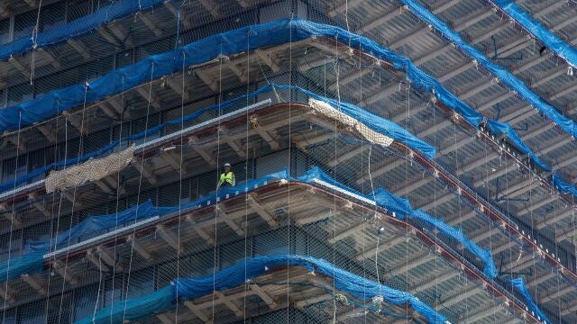Un obrero trabaja en una obra en Barcelona durante la vigésimo tercera jornada del estado de alarma sanitaria decretada por el Gobierno a causa de la pandemia del coronavirus