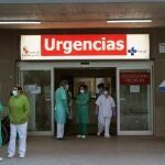Personal sanitario a las puertas del Hospital General de Segovia.EUROPA PRESS15/04/2020