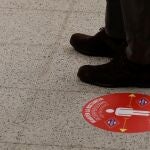 Vista de un cartel para mantener la distancia entre viajeros recomendada durante la visita del vicepresidente de la Comunidad de Madrid, Ignacio Aguado a la estación de Metro de Feria de Madrid donde se encuentra Ifema y en la que se han instalado mamparas de protección por el coronavirus. EFE/Ballesteros
