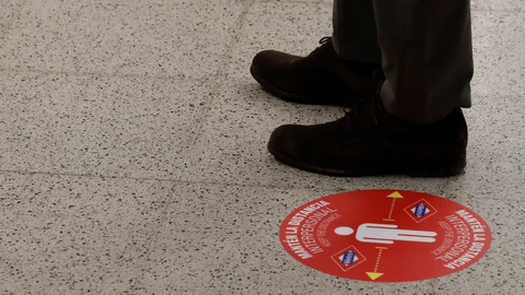 Vista de un cartel para mantener la distancia entre viajeros recomendada durante la visita del vicepresidente de la Comunidad de Madrid, Ignacio Aguado a la estación de Metro de Feria de Madrid donde se encuentra Ifema y en la que se han instalado mamparas de protección por el coronavirus. EFE/Ballesteros