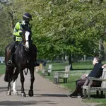 Un policía a caballo patrulla por St. James Park