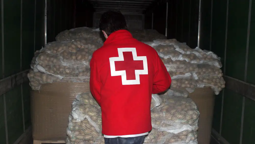 Entrega de patatas a Cruz Roja