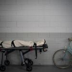 Un cadáver espera su turno para la cremación en una funeraria de Manresa. Se han extremado las precauciones y los cuerpos se depositan directamente en los ataúdes