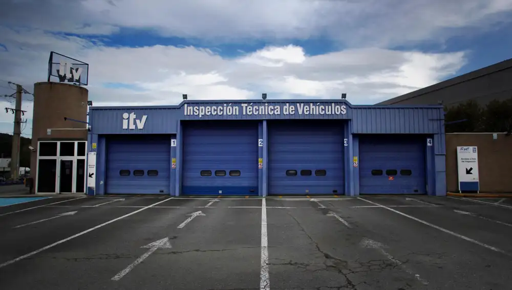 Vista general de un taller para la Inspección Técnica de Vehículos (ITV) cerrado en la A Coruña, Galicia. | Fuente: EFE/Cabalar