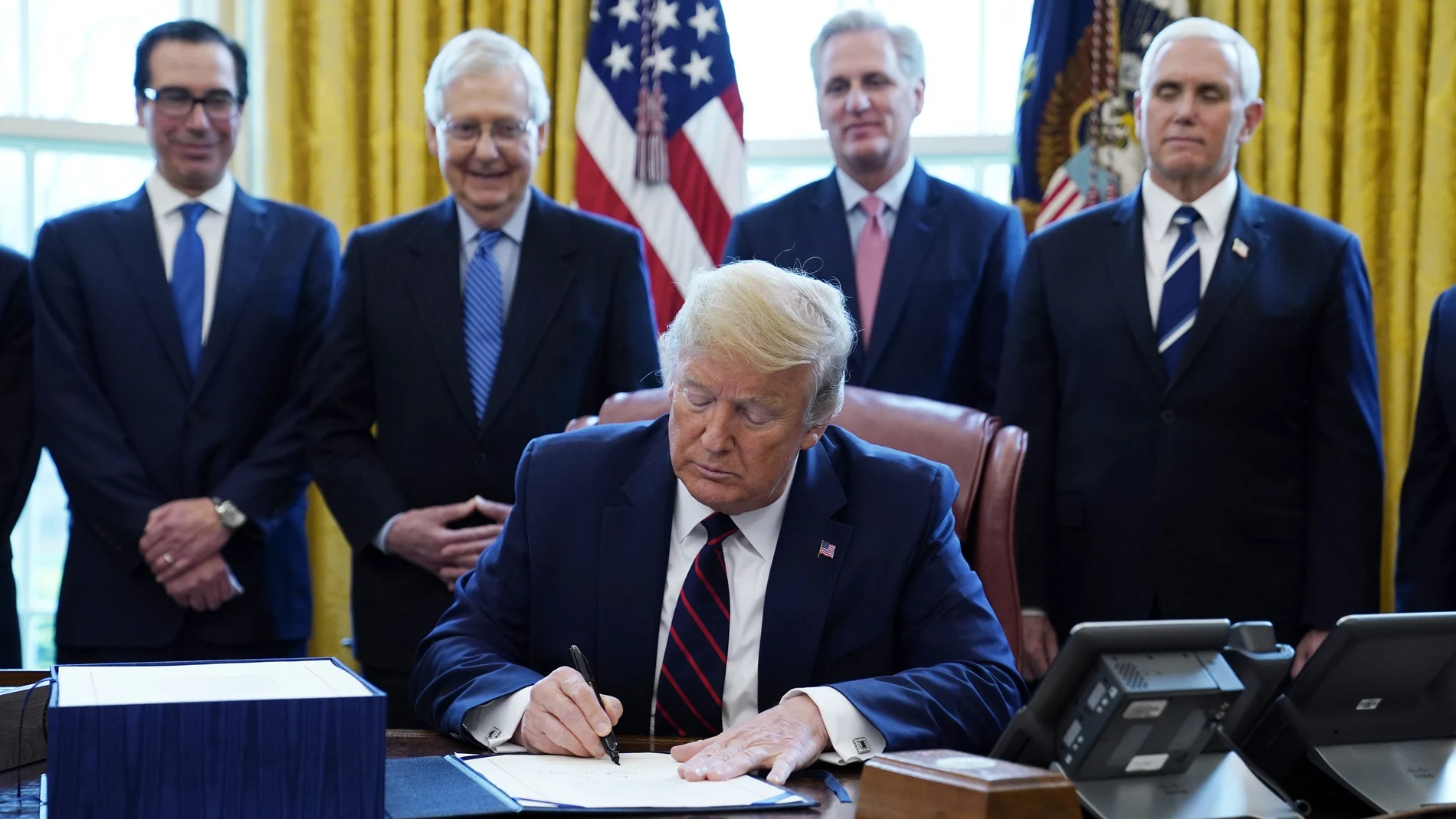 Trump durante la firma del paquete de estímulos por el coronavirus